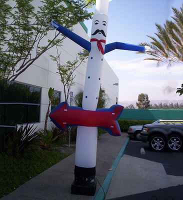 Un danseur d'air gonflable en PVC agitant une flamme Un homme de tube publicitaire gonflable