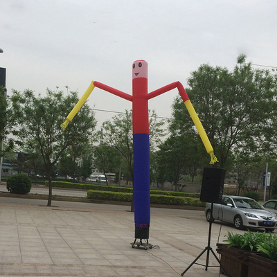 Un danseur d'air gonflable en PVC agitant une flamme Un homme de tube publicitaire gonflable