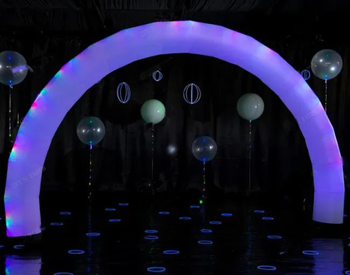 Arcs à couleur blanche gonflables pour l'extérieur avec des lumières LED RVB pour la publicité d'événements