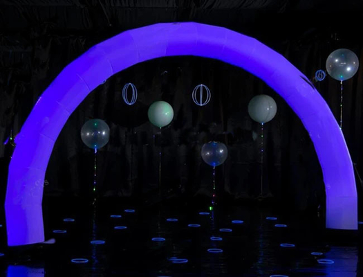 Arcs à couleur blanche gonflables pour l'extérieur avec des lumières LED RVB pour la publicité d'événements
