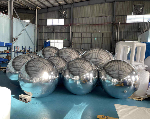 Boules de miroir lisses et brillantes pour les événements extérieurs à prix abordable Boules brillantes gonflables en argent