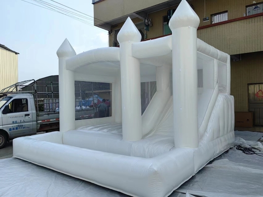 Les enfants jouent à des jeux en PVC de haute qualité.