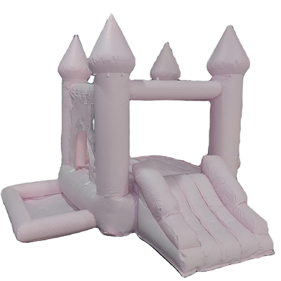 Une maison de saut pour les tout-petits, une décoration de mariage, un videur, un château gonflable blanc.