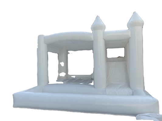 Une maison de saut pour les tout-petits, une décoration de mariage, un videur, un château gonflable blanc.