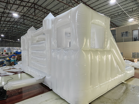 Une maison de saut pour les tout-petits, une décoration de mariage, un videur, un château gonflable blanc.