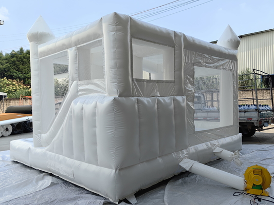Une maison de saut pour les tout-petits, une décoration de mariage, un videur, un château gonflable blanc.