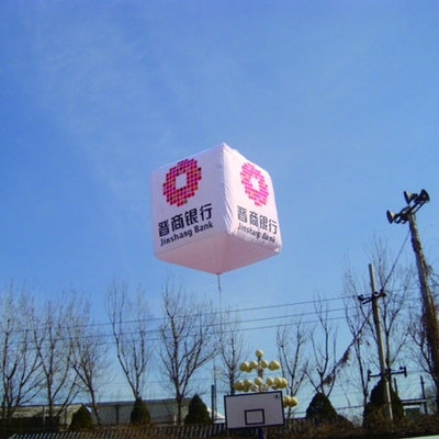 Un ballon gonflable en PVC rempli d' hélium pour l' événement