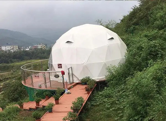 La tente géodésique à dôme