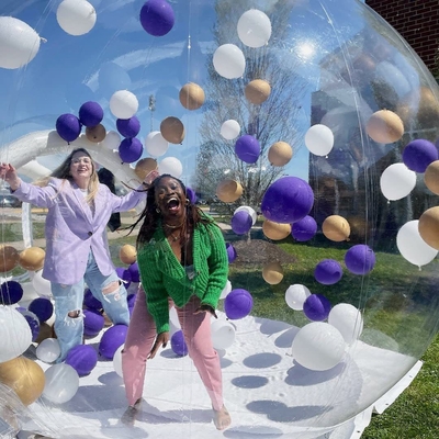 Une maison à bulles gonflables transparente pour enfants avec souffleur