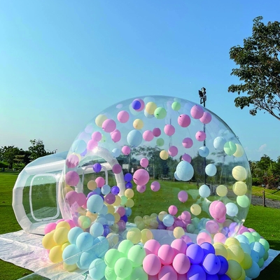 Une maison à bulles gonflables transparente pour enfants avec souffleur