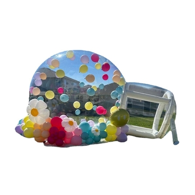 Une maison à bulles gonflables transparente pour enfants avec souffleur