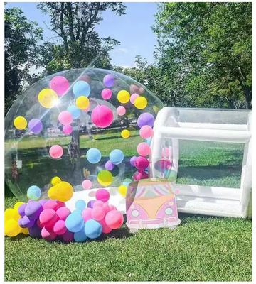 Une maison à bulles gonflables transparente pour enfants avec souffleur